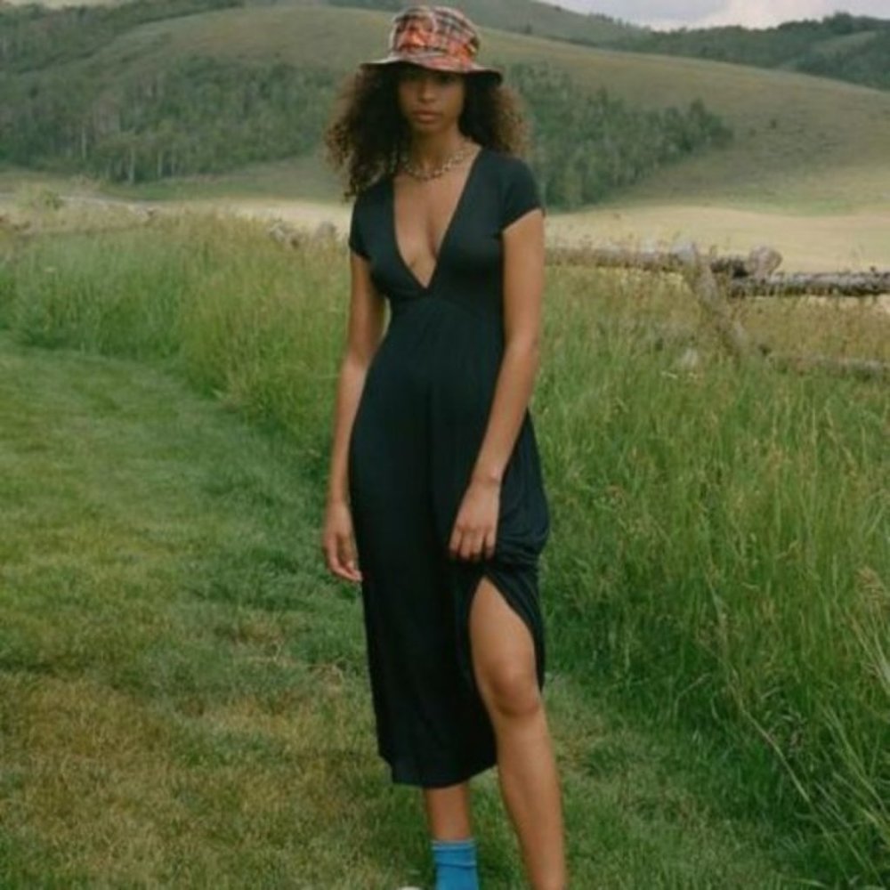 UO Dallas Plunging V-Neck Midi Dress // Black // M